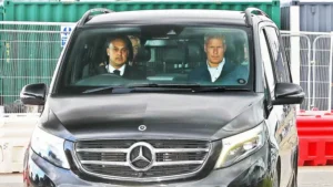 Hojlund arrives in Manchester ahead of move