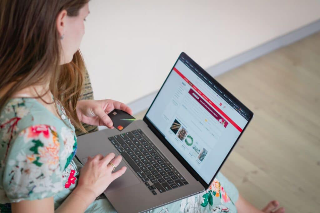 A laptop and a credit card placed on a table for an online payment