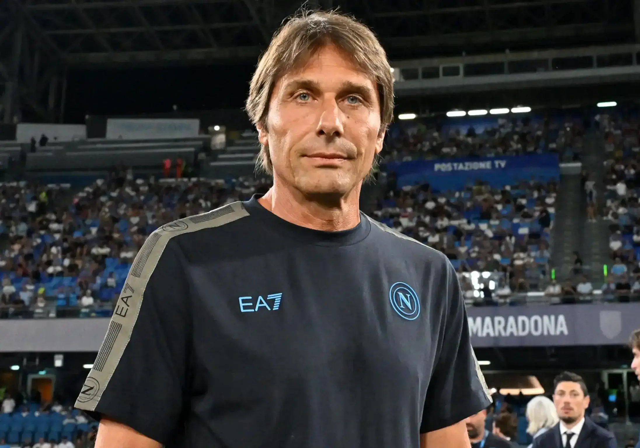 Antonio Conte ficou de fora vestindo a camisa do Napoli durante a partida.