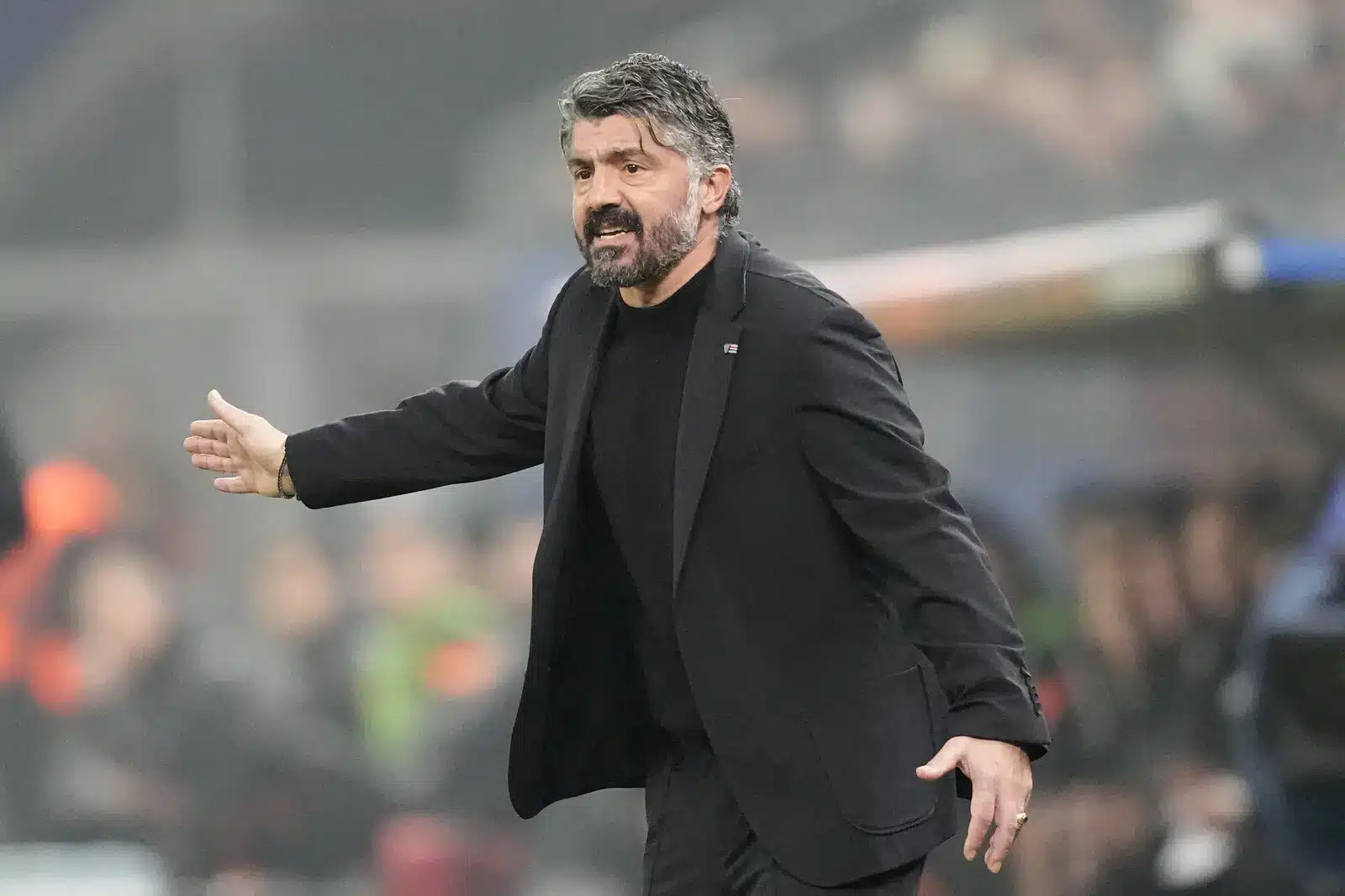 Gennaro Gattuso em uma partida de futebol como um técnico apaixonado.
