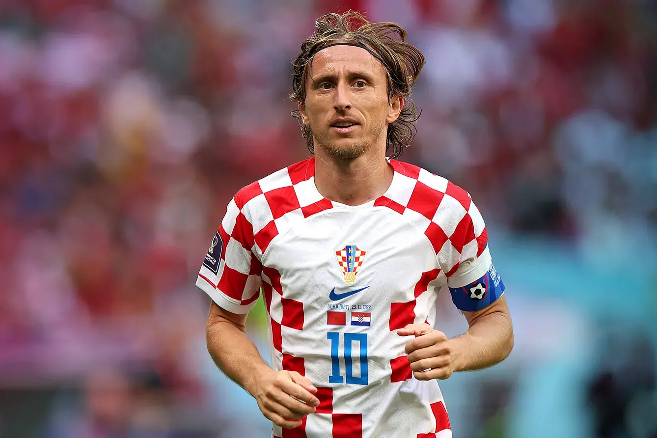 Luka Modric vestindo a camisa da seleção croata durante a partida.
