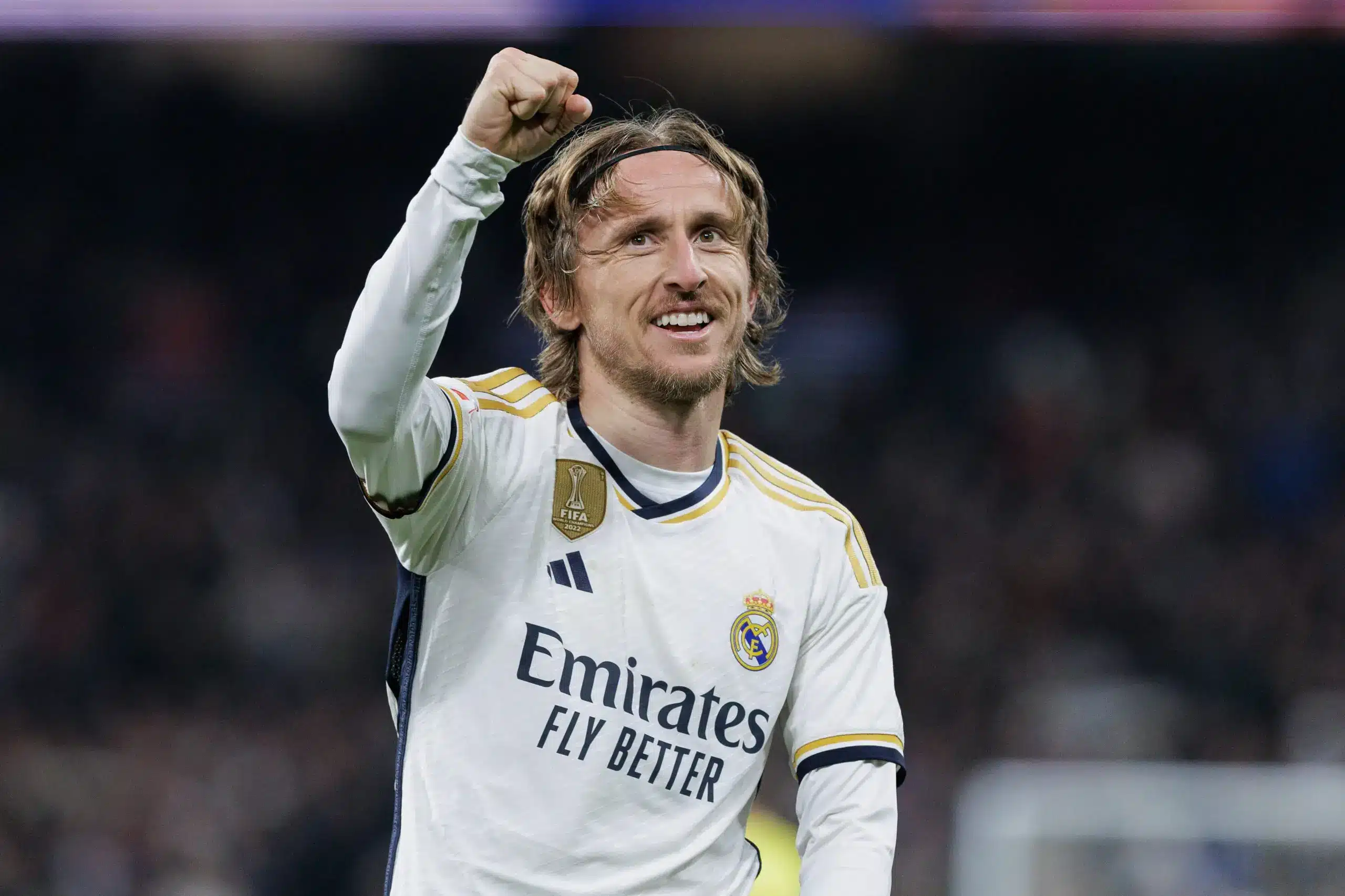 Luka Modric comemorando com a camisa do Real Madrid durante a partida.