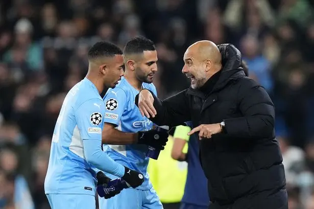 Pep Guardiola treinando jogadores do Manchester City na partida.