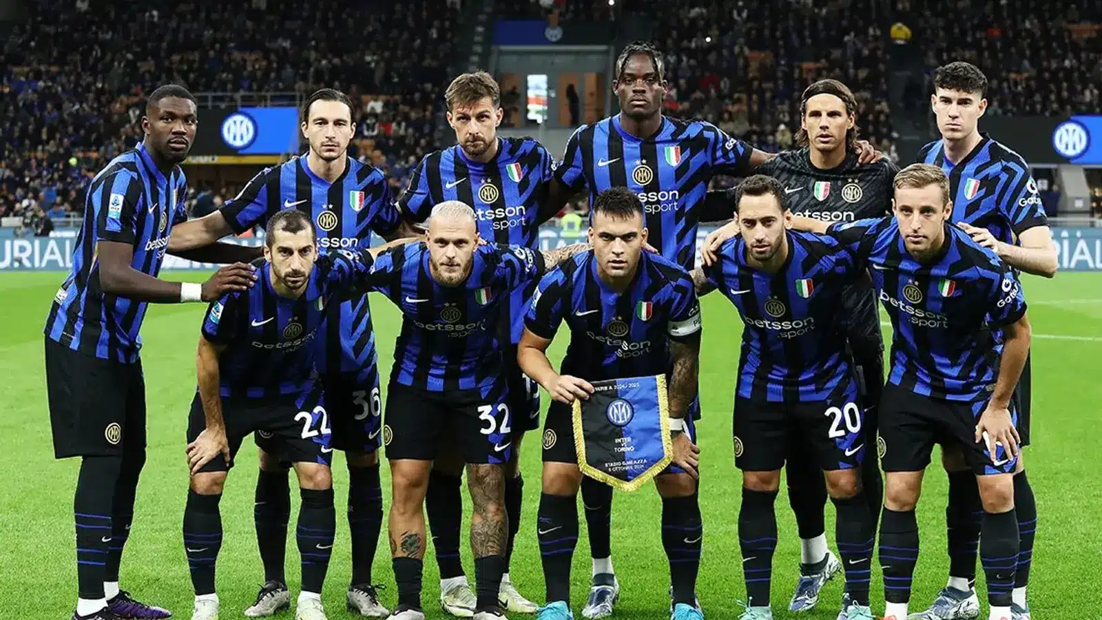 Inter Milan football team posing together before a match.